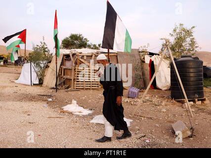 Oktober 5, 2018 - Khan Al-Ahmar, West Bank, Palästina - Ein palästinensischer Mann raucht in dem Dorf Khan al-Ahmar im israelisch besetzten Westjordanland, am 5. Oktober 2018 Credit: Wisam Hashlamoun/APA-Images/ZUMA Draht/Alamy leben Nachrichten Stockfoto