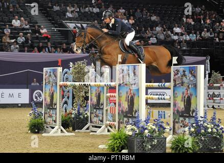 Birmingham, Großbritannien. 5. Oktober, 2018. Denis Lynch (IRL), "Caruso". Concours Hippique International. Tribüne willkommen Einsätze. Pferd des Jahres zeigen (HOYS). National Exhibition Centre (NEC). Birmingham. UK. 05.10.2018. Credit: Sport in Bildern/Alamy leben Nachrichten Stockfoto