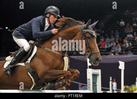 Birmingham, Großbritannien. 5. Oktober, 2018. Mennell Watson (GBR) Reiten "Fenix". Concours Hippique International. Tribüne willkommen Einsätze. Pferd des Jahres zeigen (HOYS). National Exhibition Centre (NEC). Birmingham. UK. 05.10.2018. Credit: Sport in Bildern/Alamy leben Nachrichten Stockfoto