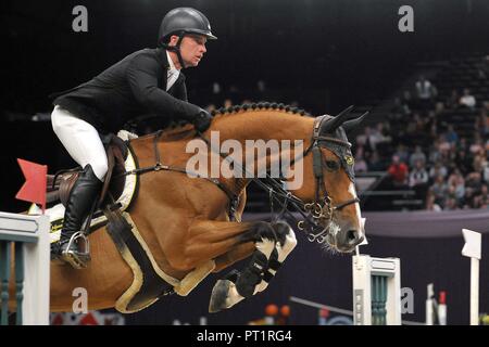 Birmingham, Großbritannien. 5. Oktober, 2018. Richard Howley (IRL), Dolores. Concours Hippique International. Tribüne willkommen Einsätze. Pferd des Jahres zeigen (HOYS). National Exhibition Centre (NEC). Birmingham. UK. 05.10.2018. Credit: Sport in Bildern/Alamy leben Nachrichten Stockfoto