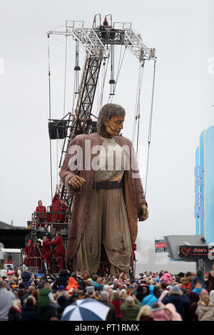 Liverpool, Großbritannien. 5. Oktober, 2018. Die Royal De Luxe Schiffbruch Riese Spaziergänge entlang der Promenade an der New Brighton, als er in "Liverpool's Dream'. Der Riese ist einer der welt-berühmten Theater Firma Straße Marionetten in Liverpool am Wochenende Foto von Paul Greenwood/Alamy leben Nachrichten Stockfoto