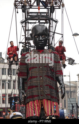 Liverpool, Großbritannien. 5. Oktober 2018. Tag 1 der Royal De Luxe riesigen SPEKTAKULÄREN, der kleine Junge Riese Spaziergänge durch die Straßen der Stadt mit Xolo, den Hund. Credit: Ken Biggs/Alamy Leben Nachrichten. Stockfoto