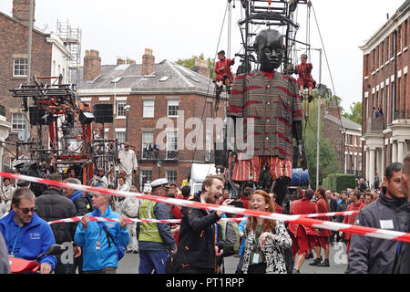 Liverpool, Großbritannien. 5. Oktober 2018. Tag 1 der Royal De Luxe riesigen SPEKTAKULÄREN, der kleine Junge Riese Spaziergänge durch die Straßen der Stadt mit Xolo, den Hund. Credit: Ken Biggs/Alamy Leben Nachrichten. Stockfoto