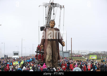 Liverpool, Großbritannien. 5. Oktober, 2018. Die Royal De Luxe Schiffbruch Riese Spaziergänge entlang der Promenade an der New Brighton, als er in "Liverpool's Dream'. Der Riese ist einer der welt-berühmten Theater Firma Straße Marionetten in Liverpool am Wochenende Foto von Paul Greenwood/Alamy leben Nachrichten Stockfoto