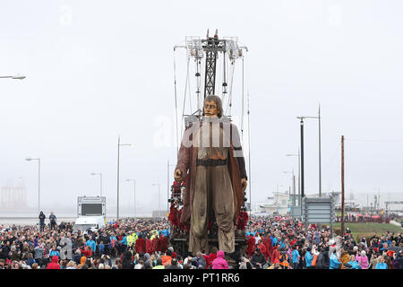 Liverpool, Großbritannien. 5. Oktober, 2018. Die Royal De Luxe Schiffbruch Riese Spaziergänge entlang der Promenade an der New Brighton, als er in "Liverpool's Dream'. Der Riese ist einer der welt-berühmten Theater Firma Straße Marionetten in Liverpool am Wochenende Foto von Paul Greenwood/Alamy leben Nachrichten Stockfoto