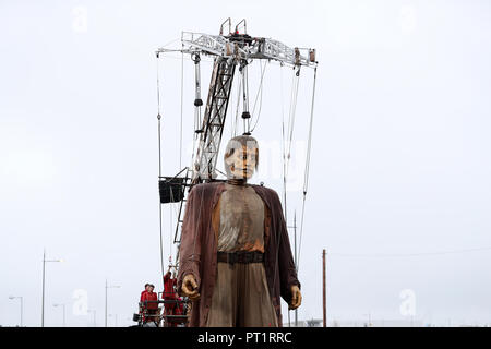 Liverpool, Großbritannien. 5. Oktober, 2018. Die Royal De Luxe Schiffbruch Riese Spaziergänge entlang der Promenade an der New Brighton, als er in "Liverpool's Dream'. Der Riese ist einer der welt-berühmten Theater Firma Straße Marionetten in Liverpool am Wochenende Foto von Paul Greenwood/Alamy leben Nachrichten Stockfoto