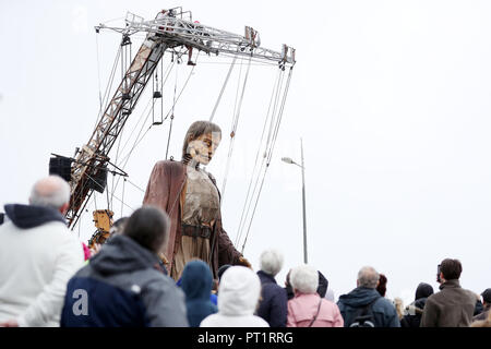 Liverpool, Großbritannien. 5. Oktober, 2018. Die Royal De Luxe Schiffbruch Riese Spaziergänge entlang der Promenade an der New Brighton, als er in "Liverpool's Dream'. Der Riese ist einer der welt-berühmten Theater Firma Straße Marionetten in Liverpool am Wochenende Foto von Paul Greenwood/Alamy leben Nachrichten Stockfoto