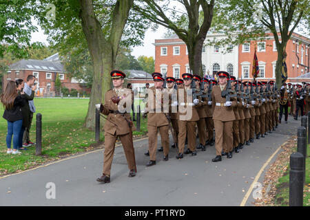 Warrington, Großbritannien. Freitag, 5. Oktober, die 1 Bataillon des Herzogs von Lancaster's Regiment ausgeübt ihr Recht als Ehrenbürgern der Gemeinde durch Warrington paradieren mit Farben fliegen, Trommeln schlagen und Bajonette feste das Bataillon hat vor Kurzem aus Zypern zurückgekommen und jetzt stationiert am Dale Camp in der Nähe von Chester Credit: John Hopkins/Alamy leben Nachrichten Stockfoto