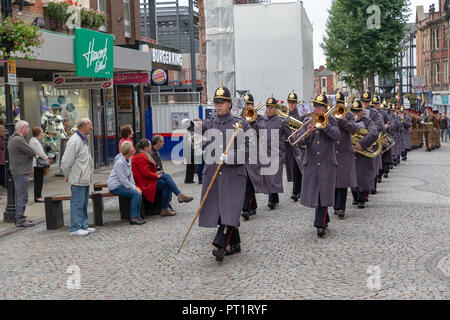 Warrington, Großbritannien. Freitag, 5. Oktober, die 1 Bataillon des Herzogs von Lancaster's Regiment ausgeübt ihr Recht als Ehrenbürgern der Gemeinde durch Warrington paradieren mit Farben fliegen, Trommeln schlagen und Bajonette feste das Bataillon hat vor Kurzem aus Zypern zurückgekommen und jetzt stationiert am Dale Camp in der Nähe von Chester Credit: John Hopkins/Alamy leben Nachrichten Stockfoto