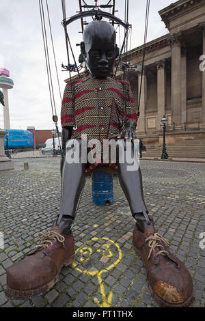 Liverpool, Großbritannien. 5. Oktober 2018. Tag 1 der Royal De Luxe riesigen SPEKTAKULÄREN, der kleine Junge Riese schlafend bei St Georges Hall. Credit: Ken Biggs/Alamy Leben Nachrichten. Stockfoto