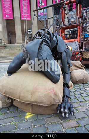 Liverpool, Großbritannien. 5. Oktober 2018. Tag 1 der Royal De Luxe riesigen spektakulären, xolo der Hund schläft auf St Georges Hall. Credit: Ken Biggs/Alamy Leben Nachrichten. Stockfoto