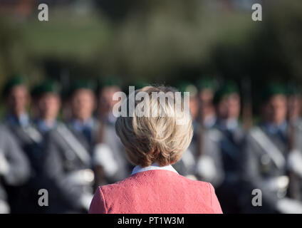 Augustdorf, Deutschland. 5. Okt 2018. Ursula von der Leyen (CDU), der Verteidigungsminister, vor einem Tank wegweisende Übung. Verteidigungsminister von der Leyen und Ihr britischer Amtskollege unterzeichneten eine 'gemeinsame Vision', eine bilaterale Erklärung über engere Zusammenarbeit in Fragen der Sicherheit und Verteidigung. Foto: Ralf Hirschberger/dpa Quelle: dpa Picture alliance/Alamy leben Nachrichten Stockfoto