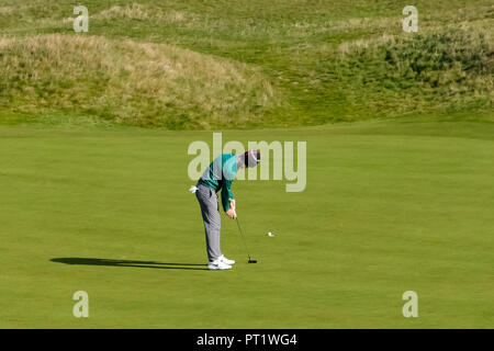 Carnoustie Golf Links, Carnoustie, Großbritannien. 5. Okt, 2018. Alfred Dunhill Links Championship, zweite Runde; Tommy Fleetwood von England Bohrungen ein Birdieschlag auf der zweiten Grün während der zweiten Runde der Dunhill Links Championship auf dem Championship Course bei Carnoustie Golf Links, Angus Credit: Aktion plus Sport/Alamy leben Nachrichten Stockfoto