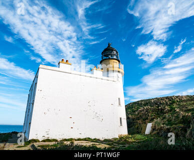 Fidra Insel, Erhabene, Schottland, Vereinigtes Königreich, 5. Oktober 2018. Fidra Leuchtturm, ein deaktivierter Stevenson Leuchtturm an einem sonnigen Tag mit Cloud Streifen und blauer Himmel Stockfoto