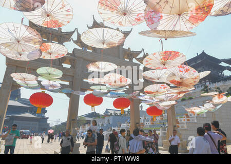 Changsha, Hunan Provinz Chinas. 5. Okt, 2018. Touristen besuchen Tongguan Altstadt während der einwöchigen Nationalen Tag Urlaub in Wangcheng Landkreis Changsha City, Chinas Provinz Hunan, Oktober 5, 2018. Credit: Chen Zeguo/Xinhua/Alamy leben Nachrichten Stockfoto