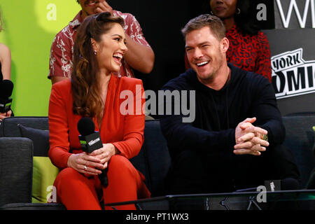 New York, NY, USA. 5. Okt, 2018. Minka Kelly und Alan Ritchson an der Titans Interview während der 2018 New York Comic Con Im Jacob K. Javits Convention Center in New York City am 5. Oktober 2018. Credit: Diego Corredor/Medien Punch/Alamy leben Nachrichten Stockfoto