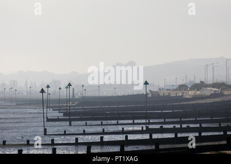 Westcliff on Sea, Großbritannien. 5. Okt, 2018. Buhnen auf einem Nebelhaften am späten Nachmittag Blick entlang der Strand von Westcliff on Sea Am Fluss Thames Estuary. Penelope Barritt/Alamy leben Nachrichten Stockfoto