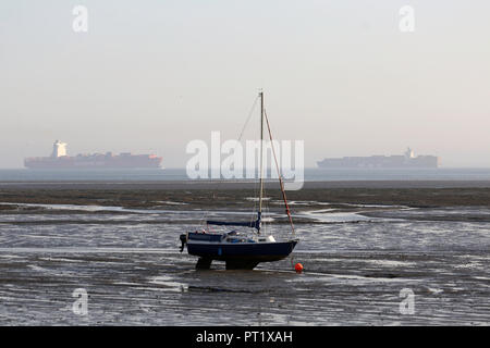 Westcliff on Sea, Großbritannien. 5. Okt, 2018. Misty am späten Nachmittag Blick über den Fluss Thames Estuary in Richtung Kent. Penelope Barritt/Alamy leben Nachrichten Stockfoto