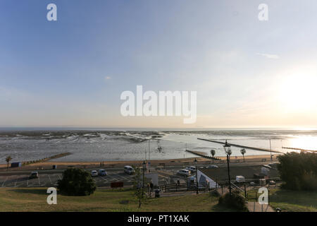 Westcliff on Sea, Großbritannien. 5. Okt, 2018. Misty am späten Nachmittag Blick über den Fluss Thames Estuary in Richtung Kent. Penelope Barritt/Alamy leben Nachrichten Stockfoto