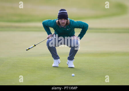 Carnoustie Golf Links, Carnoustie, Großbritannien. 5. Okt, 2018. Alfred Dunhill Links Championship, zweite Runde; Tommy Fleetwood von England, seinen Schlag auf dem 18 Grün während der zweiten Runde der Dunhill Links Championship auf dem Championship Course bei Carnoustie Golf Links, Angus Credit: Aktion plus Sport/Alamy leben Nachrichten Stockfoto