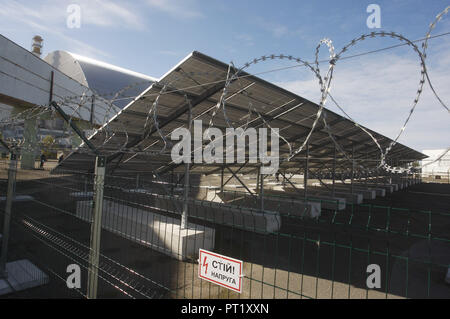 Kiew, Kiew, Ukraine. 5. Okt, 2018. Solar photovoltaik Elementen Anlagen des Kernkraftwerks Tschernobyl gesehen. Solar Tschernobyl hat ungefähr 16.000 Quadratmeter von 3.800 Solarmodulen erwartet 1,0 MWp Strom pro Jahr zu erzeugen, das ist ein gemeinsames Projekt von Rodina''" der Enerparc AG Konsortium in 2013 und seine Ziele gegründet ist erneuerbare Energie Projekte in den Bereichen, die von der Tschernobyl-Katastrophe abgerissen wurden zu implementieren, die Produktionskapazität der Solar Tschernobyl ist 1024 MWh/Jahr. Credit: Pavlo Gontschar/SOPA Images/ZUMA Draht/Alamy leben Nachrichten Stockfoto