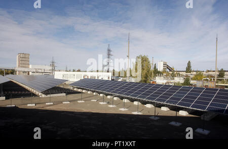 Kiew, Kiew, Ukraine. 5. Okt, 2018. Solar photovoltaik Elementen Anlagen des Kernkraftwerks Tschernobyl gesehen. Solar Tschernobyl hat ungefähr 16.000 Quadratmeter von 3.800 Solarmodulen erwartet 1,0 MWp Strom pro Jahr zu erzeugen, das ist ein gemeinsames Projekt von Rodina''" der Enerparc AG Konsortium in 2013 und seine Ziele gegründet ist erneuerbare Energie Projekte in den Bereichen, die von der Tschernobyl-Katastrophe abgerissen wurden zu implementieren, die Produktionskapazität der Solar Tschernobyl ist 1024 MWh/Jahr. Credit: Pavlo Gontschar/SOPA Images/ZUMA Draht/Alamy leben Nachrichten Stockfoto