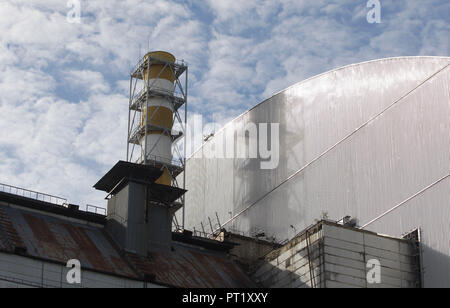 Kiew, Kiew, Ukraine. 5. Okt, 2018. Die schützenden Schutz über die Reste der 4. Nukleare Block des Kernkraftwerks Tschernobyl in der Tschernobyl. Solar Tschernobyl gesehen hat ungefähr 16.000 Quadratmeter von 3.800 Solarmodulen erwartet 1,0 MWp Strom pro Jahr zu erzeugen, das ist ein gemeinsames Projekt von Rodina''" der Enerparc AG Konsortium gegründet in 2013 und seine Ziele ist erneuerbare Energie Projekte in den Bereichen, die von der Tschernobyl-Katastrophe abgerissen wurden zu implementieren, die Produktionskapazität der Solar Tschernobyl ist 1024 MWh/Jahr. (Bild: © pavlo Gontschar/SOPA Bild Stockfoto