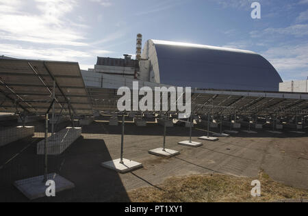 Kiew, Kiew, Ukraine. 5. Okt, 2018. Solar photovoltaik Elementen Anlagen des Kernkraftwerks Tschernobyl gesehen. Solar Tschernobyl hat ungefähr 16.000 Quadratmeter von 3.800 Solarmodulen erwartet 1,0 MWp Strom pro Jahr zu erzeugen, das ist ein gemeinsames Projekt von Rodina''" der Enerparc AG Konsortium in 2013 und seine Ziele gegründet ist erneuerbare Energie Projekte in den Bereichen, die von der Tschernobyl-Katastrophe abgerissen wurden zu implementieren, die Produktionskapazität der Solar Tschernobyl ist 1024 MWh/Jahr. Credit: Pavlo Gontschar/SOPA Images/ZUMA Draht/Alamy leben Nachrichten Stockfoto