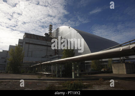 Kiew, Kiew, Ukraine. 5. Okt, 2018. Die schützenden Schutz über die Reste der 4. Nukleare Block des Kernkraftwerks Tschernobyl in der Tschernobyl. Solar Tschernobyl gesehen hat ungefähr 16.000 Quadratmeter von 3.800 Solarmodulen erwartet 1,0 MWp Strom pro Jahr zu erzeugen, das ist ein gemeinsames Projekt von Rodina''" der Enerparc AG Konsortium gegründet in 2013 und seine Ziele ist erneuerbare Energie Projekte in den Bereichen, die von der Tschernobyl-Katastrophe abgerissen wurden zu implementieren, die Produktionskapazität der Solar Tschernobyl ist 1024 MWh/Jahr. (Bild: © pavlo Gontschar/SOPA Bild Stockfoto