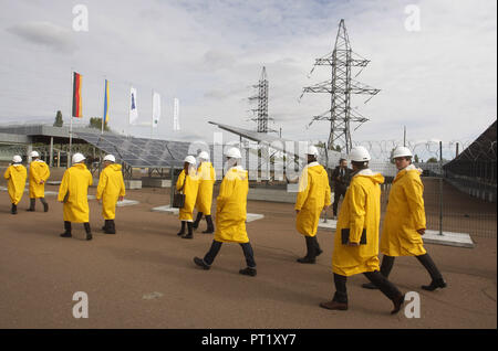 Kiew, Kiew, Ukraine. 5. Okt, 2018. Besucher gesehen zu Fuß rund um die Photovoltaik Elementen Installationen auf dem Tschernobyl Kraftwerk. Solar Tschernobyl hat ungefähr 16.000 Quadratmeter von 3.800 Solarmodulen erwartet 1,0 MWp Strom pro Jahr zu erzeugen, das ist ein gemeinsames Projekt von Rodina''" der Enerparc AG Konsortium in 2013 und seine Ziele ist erneuerbare Energie Projekte in den Bereichen, die von der Tschernobyl-Katastrophe abgerissen wurden zu implementieren, die Produktionskapazität der Solar Tschernobyl ist 1024 MWh/Jahr gegründet. (Bild: © pavlo Gontschar/SOPA Bilder über ZUMA Stockfoto