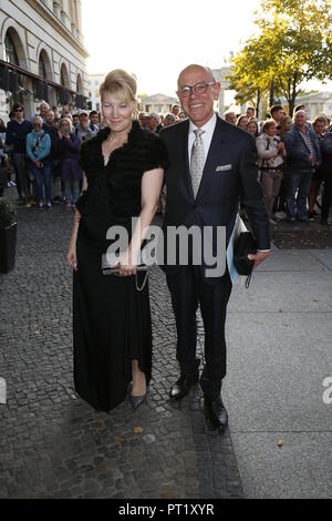 Berlin, Deutschland. 05 Okt, 2018. 05.10.2018, Berlin: die Gäste kommen auf die Hochzeit des ehemaligen Bundeskanzler Gerhard Schroder und Soyeon Kim im Hotel Adlon. Credit: Zentrale Bild Carl Seidel/dpa zentrale Bild/ZB | Verwendung weltweit/dpa/Alamy leben Nachrichten Stockfoto