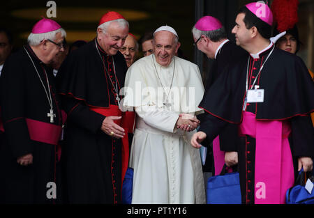 Vatikanstadt, Italien. 5. Okt, 2018. Papst Franziskus empfängt die Bischöfe und den Klerus während der 15. Ordentlichen Vollversammlung der Bischofssynode im Vatikan. Credit: Evandro Inetti/ZUMA Draht/Alamy leben Nachrichten Stockfoto