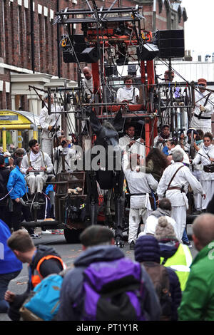 Liverpool, Großbritannien. 5. Oktober 2018. Tag 1 der Royal De Luxe riesigen spektakulären, Xolo die riesigen Hund unterhält die Massen, während er die Straßen von Liverpool. Credit: Ken Biggs/Alamy Leben Nachrichten. Stockfoto