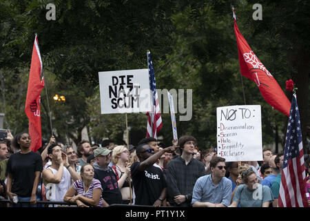 Charlottesville, Virginia, USA. 12 Aug, 2018. Gegen Demonstranten während der Unite Rechts 2 Kundgebung in Washington, DC am 12. August 2018. Die Unite rechts Rallye ist eine Sammlung von "alt-right" Demonstranten. Credit: Alex Edelman/ZUMA Draht/Alamy leben Nachrichten Stockfoto