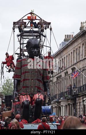 Liverpool, Großbritannien. 6. Oktober 2018. Tag 2 des Royal De Luxe riesigen SPEKTAKULÄREN, der kleine Junge Riese Spaziergänge rund um die Stadt. Credit: Ken Biggs/Alamy Leben Nachrichten. Stockfoto