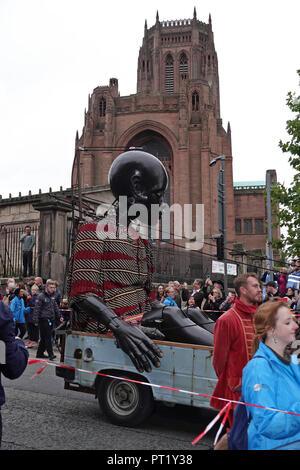 Liverpool, Großbritannien. 5. Oktober 2018. Tag 1 der Royal De Luxe riesigen SPEKTAKULÄREN, der kleine Junge Riese dauert eine Fahrt in einem Auto, als er Pässe Kathedrale von Liverpool. Credit: Ken Biggs/Alamy Leben Nachrichten. Stockfoto