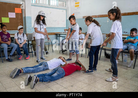 Bethlehem, Palästina. 13 Feb, 2018. Die Schüler werden in einem Drama Klasse re gesehen - eine Situation, in der palästinensische Jugendliche, die von den israelischen Truppen während der Sommer Camp festgenommen wurden. Die Rückkehr Sommer Camp für Kinder der Aida Refugee Camp organisiert wurde, wurde es im Jahre 1950 durch die Palästinenser aus ihren Häusern aus 27 Städte in ganz Palästina, nämlich Nasra, Tabaria, Jerusalem, Morgen, Jaffa, Haifa und Hebron vertrieben wurden. Das ist eine der 4. Generation von Flüchtlingen, 130 Kinder zwischen 4 und 16 Jahren, die von 20 Lehrern und freiwilligen übersehen werden und es wurde finanziert durch Stockfoto