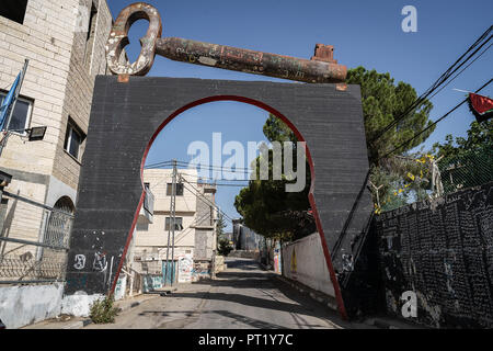 Bethlehem, Palästina. 10 Feb, 2018. Der Eingang zu Aida Refugee Camp mit einem Schlüssel, der ihre Freiheit darstellt, in der Hoffnung, dass sie eines Tages ihr Land zurück haben und in der Lage sein, ihre Häuser während der Sommer Camp zurückzukehren. Zurück Sommerlager für Kinder der Aida Refugee Camp organisiert wurde, wurde es im Jahre 1950 durch die Palästinenser aus ihren Häusern aus 27 Städte in ganz Palästina, nämlich Nasra, Tabaria, Jerusalem, Morgen, Jaffa, Haifa und Hebron vertrieben wurden. Das ist eine der 4. Generation von Flüchtlingen, 130 Kinder zwischen 4 und 16 Jahren übersehen werden Stockfoto