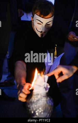 Krakau, Polen. 5. Okt, 2018. Die Demonstranten mit einem Guy Fawkes Masken gesehen brennen die Europäische Kommission Urheberrecht Richtlinie während der Demonstration. Protest gegen die Umsetzung der EU-Urheberrechtsrichtlinie (wie ACTA 2.0 bekannt) vor der Adam-Mickiewicz-Denkmal am Hauptplatz. Am 12. September 2018 eine aktualisierte Version des umstrittenen Artikel 11 und 13 der Richtlinie zum Urheberrecht in der digitalen Binnenmarkt wurden vom Europäischen Parlament gebilligt. EU geltend, Artikel 11 und 13 zielen darauf ab, die Urheberrechte zu schützen und die Gewinne zu News Outlets, Künstlern und anderen zu bringen, wenn die gesellschaftlichen Cred Stockfoto