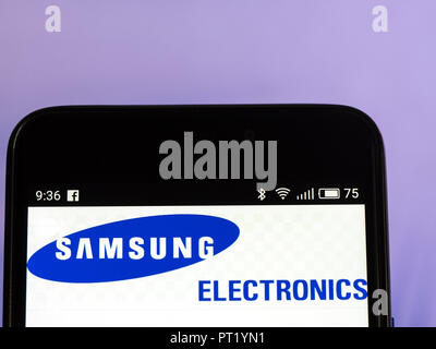 September 27, 2018 - Kiew, Ukraine - Samsung Logo auf dem Smartphone angezeigt. Samsung ist einer südkoreanischen multinationalen Konglomerat in Samsung Stadt, mit Hauptsitz in Seoul. (Bild: © Igor Golovniov/SOPA Bilder über ZUMA Draht) Stockfoto