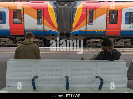 London, Großbritannien. 5. Oktober 2018. Südwesten der Züge an einem nebligen Morgen im Southamton Bahnhof am ersten Tag des auf die weitere industrielle Aktion durch Wachen in Reaktion auf kein Abkommen mit dem Zug Unternehmen über die zukünftige Rolle der Schutzvorrichtungen auf Züge. Traincrew markante und Manager Züge mit einem stark reduzierten Service für die Reisenden und Schiene Dauerkarteninhaber pendeln in London Waterloo. Quelle: Steve Hawkins Fotografie/Alamy leben Nachrichten Stockfoto