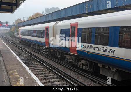 London, Großbritannien. 5. Oktober 2018. Südwesten der Züge an einem nebligen Morgen im Southamton Bahnhof am ersten Tag des auf die weitere industrielle Aktion durch Wachen in Reaktion auf kein Abkommen mit dem Zug Unternehmen über die zukünftige Rolle der Schutzvorrichtungen auf Züge. Traincrew markante und Manager Züge mit einem stark reduzierten Service für die Reisenden und Schiene Dauerkarteninhaber pendeln in London Waterloo. Quelle: Steve Hawkins Fotografie/Alamy leben Nachrichten Stockfoto