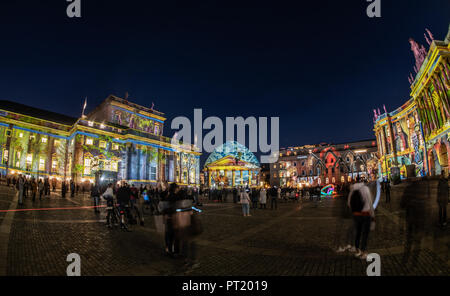 05 Oktober 2018, Berlin: Das Gebäude am Bebelplatz zu Beginn des 14. "Festival der Lichter" (5. bis 14. Oktober beleuchtet). (Von links nach rechts) der Staatsoper Unter den Linden, St. Hedwigs Kathedrale und dem Hotel de Rome und die Alte Bibliothek, die auch als Kommode bekannt. Foto: Paul Zinken/dpa Stockfoto