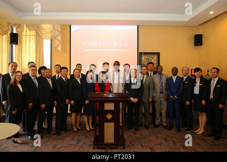 (181005) - KIGALI, Oktober 5, 2018 (Xinhua) - die Mitglieder der 19. chinesischen medizinischen Team in Ruanda posieren für ein Gruppenfoto mit Gästen aus China und Ruanda zu einem Abschied und Willkommen Der Empfang in Kigali, der Hauptstadt Ruandas, am Okt. 5, 2018. Die 19 chinesischen medizinischen Team in Ruanda hat über die Rolle von ihren Vorgängern folgende Freitag Abschied und Willkommen Der Empfang in Kigali. (Xinhua / Lyu Tianran) Stockfoto