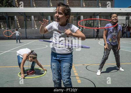 Bethlehem, Palästina. 8 Feb, 2018. Mädchen gesehen spielen im Sommer Camp. Die Rückkehr Sommer Camp für Kinder der Aida Refugee Camp organisiert wurde, wurde es im Jahre 1950 durch die Palästinenser aus ihren Häusern aus 27 Städte in ganz Palästina, nämlich Nasra, Tabaria, Jerusalem, Morgen, Jaffa, Haifa und Hebron vertrieben wurden. Das ist eine der 4. Generation von Flüchtlingen, 130 Kinder zwischen 4 und 16 Jahren, die von 20 Lehrern und freiwilligen übersehen werden und es war von den Vereinten Nationen bis zum Jahr 2000 finanziert. Credit: Enzo Tomasiello/SOPA Images/ZUMA Draht/Alamy leben Nachrichten Stockfoto