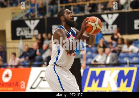 Newcastle upon Tyne, Großbritannien. 5. Oktober 2018. Orlan Jackman nehmen Sie an einem kostenlosen für London City Royals gegen Esh Gruppe Adler Newcastle im British Basketball League bei Sport Zentrale werfen. Credit: Colin Edwards/Alamy Leben Nachrichten. Stockfoto