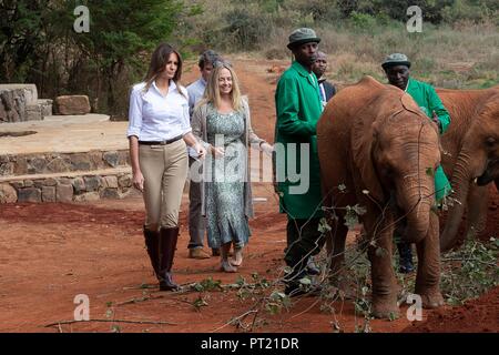 Kenia. 05 Okt, 2018. Us-First Lady Melania Trump neben Angela Sheldrick, CEO der David Sheldrick Wildlife Trust, Besuche baby Elefanten an der Sheldrick Elefanten Waisenhaus Oktober 5, 2018 in Nairobi, Kenia. Die erste Dame auf ihre erste Solo internationale Reise war für das Tragen der markröhre Helm, lange ein Symbol des westlichen Kolonialisten in Afrika kritisiert. Credit: Planetpix/Alamy leben Nachrichten Stockfoto