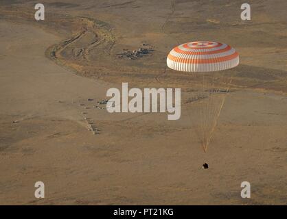 Zhezkazgan, Kasachstan. Okt, 2018 04. Die russische Sojus MS-08 Raumschiff Drifts auf die Erde mit der Internationalen Raumstation ISS Expedition 56 crew Oktober 4, 2018 in der Nähe von Zhezkazgan, Kasachstan. Amerikanische Astronauten Drew Feustel und Ricky Arnold von NASA, zusammen mit russischen Sojus Commander Oleg Artemyev Rückkehr nach 197 Tagen im All. Credit: Planetpix/Alamy leben Nachrichten Stockfoto