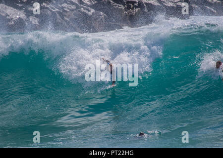 Kalifornien, USA. 5.Oktober 2018 Bodysurfers am Weltberühmten Surf Spot "Keil" in Newport Beach Kalifornien als Big Surf aus Hurrikan Sergio der südlichen Kalifornien Küste erreicht. Reiten die Wellen mit nur einem Satz von Flossen zu Hilfe holen die Wellen und ohne die Unterstützung durch ein Surfbrett oder Bodyboard. Der Keil crew Start auf den riesigen Keilförmigen Wellen in nur ein paar Meter von Wasser zu brechen. Stockfoto