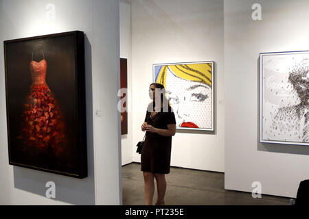 Houston, USA. 5. Okt, 2018. Eine Frau besucht die Texas Messe für Zeitgenössische Kunst in Houston, USA, am Okt. 5, 2018. Credit: Song Qiong/Xinhua/Alamy leben Nachrichten Stockfoto